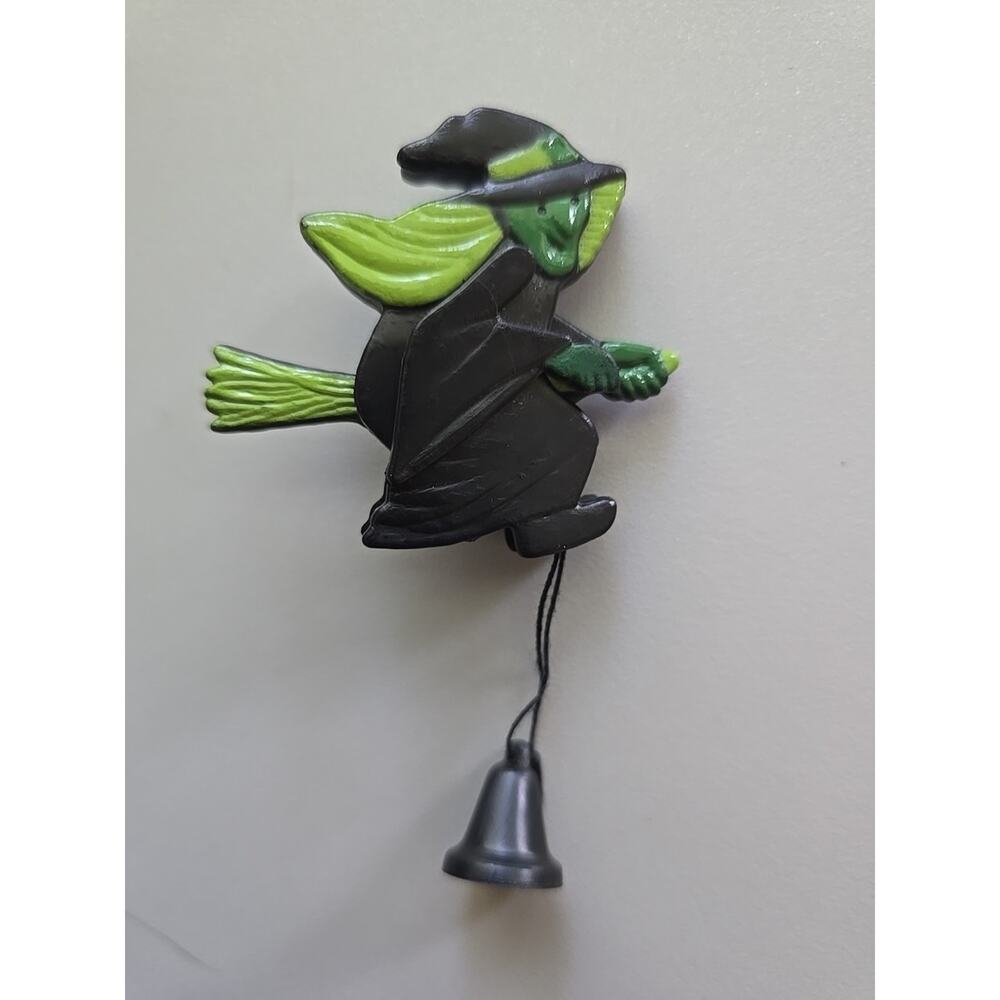 VTG Halloween Plastic Broom Flying Witch Pull String Action Pin-Ons PB146